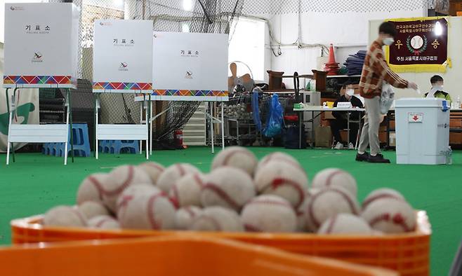 7일 오전 청구초등학교 야구부 실내훈련장에 마련된 투표소에서 시민들이 투표하고 있다. 연합뉴스