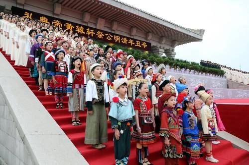 지난 일요일, 중국 국가의 전설적인 조상 황디(또는 황제)를 기리는 기념식에서 어린이와 청년들이 노래를 부르고 있다.