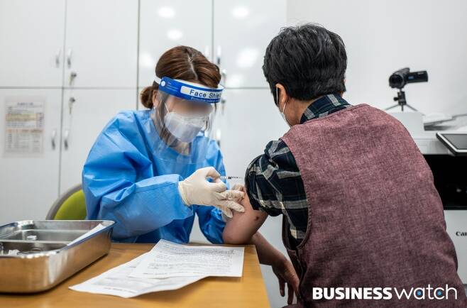 전국적으로 코로나19 백신 접종이 시작된 지난 2월 26일 오전 서울 성동구보건소에서 노인요양시설 요양보호사가 아스트라제네카 백신을 접종받고 있다. /이명근 기자 qwe123@