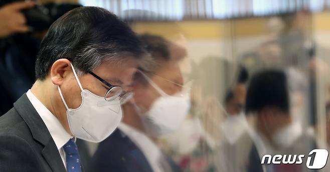변창흠 국토교통부 장관이 26일 서울 종로구 정부서울청사에서 열린 부동산시장 점검 관계장관회의에 참석해 홍남기 경제부총리 겸 기획재정부 장관의 발언을 듣고 있다. 2021.3.26/뉴스1 © News1 구윤성 기자