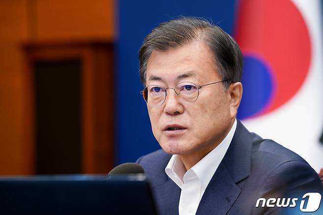 문재인 대통령이 5일 청와대 여민관에서 열린 수석·보좌관 회의를 주재하고 있다. 2021.4.5/뉴스1 © News1 유승관 기자