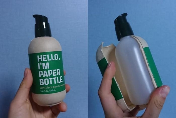 “나는 종이 용기야”라고 적힌 이니스프리의 종이 화장품 용기를 가르니 플라스틱 용기가 나왔다. /페이스북
