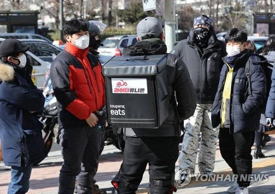 서울 송파구 쿠팡 본사 앞에 모인 배달 기사들의 노동조합인 라이더유니온