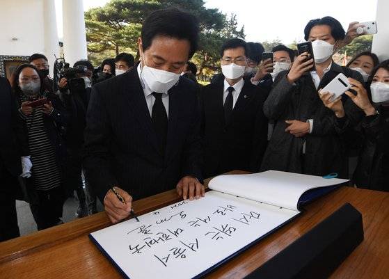 제38대 서울특별시장에 당선된 오세훈 시장이 8일 오전 서울 동작구 국립서울현충원 참배를 마치고 방명록을 적고 있다. 오종택 기자