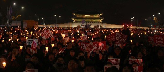 2016년 11월 서울 광화문에서 열린 박근혜 퇴진요구 촛불시위. 중앙포토