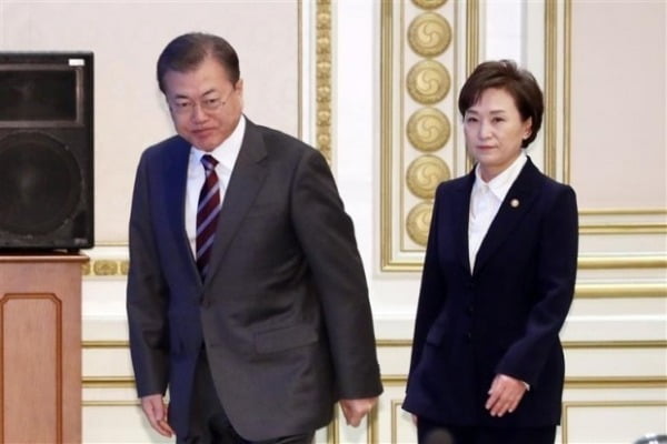 문재인 대통령과 김현미 전 국토교통부 장관. 사진=연합뉴스