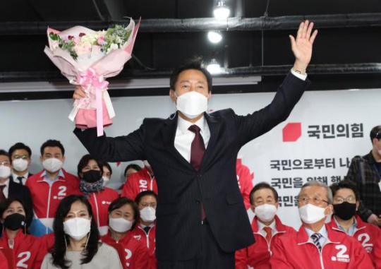 Celebrating Success in Securing a Third Term as Mayor of Seoul: People Power Party Seoul mayoral candidate Oh Se-hoon celebrates holding a bouquet of flowers when he secured his election victory at the People Power Party head office in Yeouido, Seoul at around midnight April 8. National Assembly press photographers