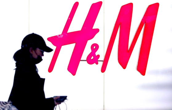 Swedish multinational apparel brand H&M's flagship store in Beijing on March 28. H&M announced last September that it would stop buying cotton from China's Xinjiang Uigur Autonomous Region due to concerns of reported forced labor in the region. [YONHAP]