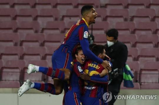 축구에서 '극장골'은 극적인 장면의 골이라는 뜻이다. 사진은 6일 스페인 프리메라리가 바르셀로나와 레알 바야돌리드전에서 뎀벨레의 극장골에 기뻐하는 바르셀로나 선수들. [AP=연합뉴스]