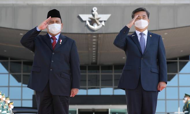 서욱 국방부 장관(오른쪽)과 프라보워 수비안토 인도네시아 국방부 장관. /사진제공=국방일보