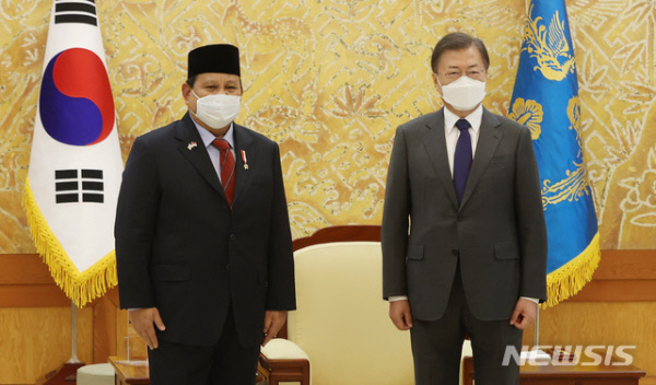 문재인 대통령이 8일 오후 청와대 접견실에서 프라보워 수비안토 인도네시아 국방장관을 접견하기에 앞서 기념사진을 촬영하고 있다. 뉴시스
