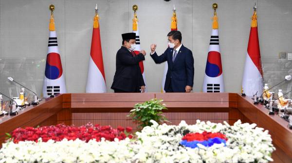 서욱(오른쪽) 국방부 장관과 프라보워 수비안토(왼쪽) 인도네시아 국방장관이 8일 서울 국방부 청사에서 국방장관회담을 하기 전 인사를 나누고 있다. 국방일보 제공