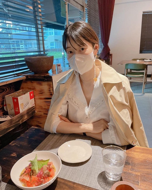 Actor Han Ji-hye, who is in pregnancy, showed off her unchanging beauty.Han Ji-hye released several recent photos on Instagram on the 8th.Han Ji-hye, pictured, puts her arms on the table and chins with one hand, especially in the face of a non-toilet person, who showed off her still honey skin.His best friend, Actor Sung Yu-ri, from Group Finkle, said, I want to see my wisdom.Meanwhile, Han Ji-hye has been married to the Inspection Husband in 2010 and is currently living in Jeju Island.