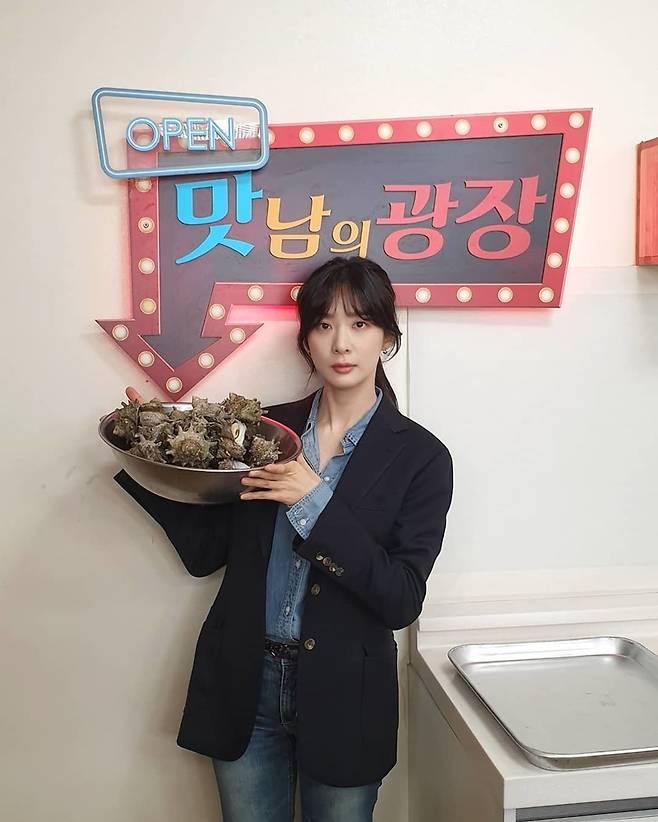 Actor Lee Chung-ah raised the expectation of Maman Square with pure beauty.Lee Chung-ah posted a picture on his Instagram on April 8 with the phrase Sora and Winter Mu, which he wants to eat again.Lee Chung-ah in the photo is staring at the camera with a horn Sora.Lee Chung-ah showed off his deep features and beautiful visuals in his expressionless expression, and impressed the viewers.Lee Chung-ah said, Mr. Baek Jong-won made me a memorable dish with my grandmother. And my cooking was successful? Please check tonight.This is Maman Square, he added, encouraging the shooter of the main square of Maman Square.The netizens who saw this responded such as I will see you, I am looking forward to it completely and I am so lovely.Lee Chung-ah made his debut in 2002 with the film The Match-arm Girls Second Coming, and appeared in the films The Temptation of the Wolves, The Tutoring Lesson 2, First Love Fever, One Day First Love came in, Repeat, Spring.Lee Chung-ah is active in various fields such as advertisement and music video along with Drama I am going to go, Amber Flower Genuine, Flower Man Ramen Shop, Untouch Romance, Beautiful World, VIP, Day and Night.Lee Chung-ah will appear on SBS Matsunam Square which will be broadcast on the 8th.