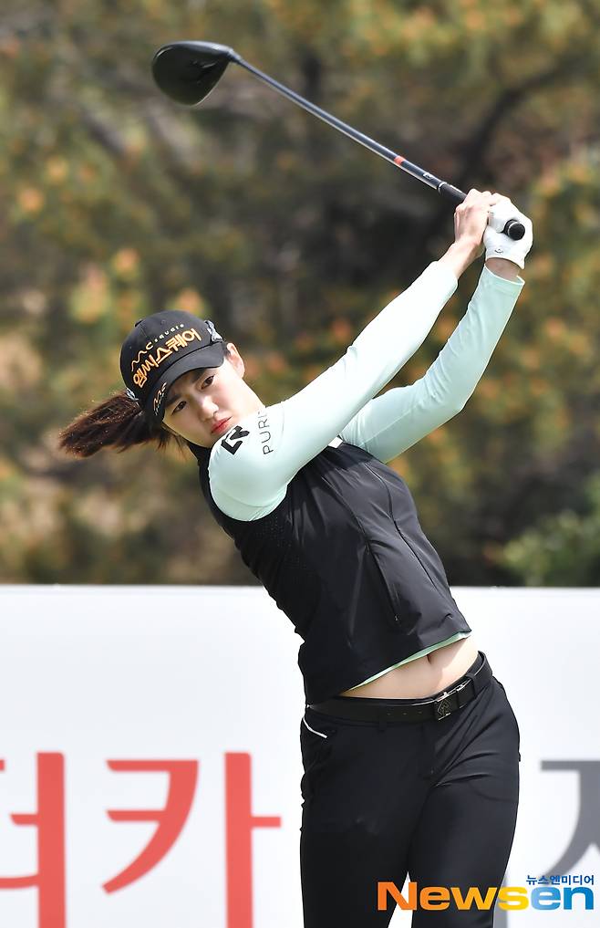 배꼽 티샷 구사하는 김세희