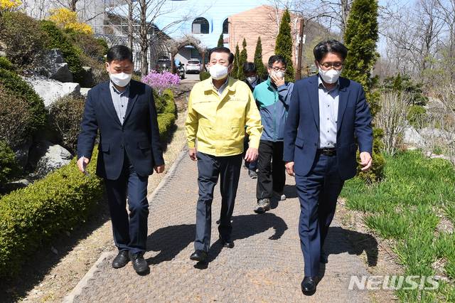 [인천=뉴시스] 김동영 기자 = 유천호 강화군수가 8일 오후 석모도자연휴양림을 방문해 포스트코로나 시대를 대비한 ‘다시 찾고 싶은 휴양림’ 준비상황을 점검하고 있다. 2021. 4. 8. (사진=강화군청 제공)