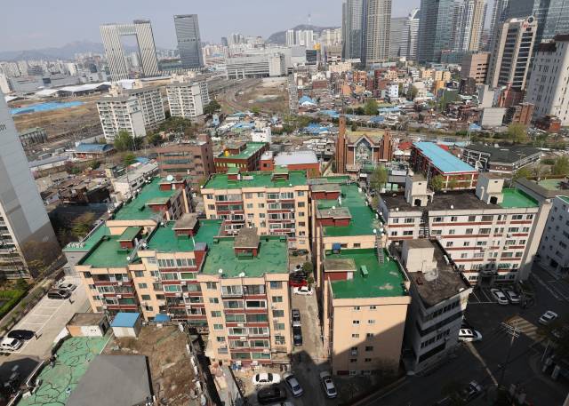 국토교통부가 7일 발표현 공공재건축 1차 선도사업 후보지에 포함된 용산구 강변강서맨션. /연합뉴스
