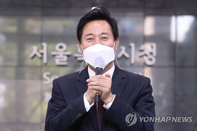 인사말 하는 오세훈 서울시장 (서울=연합뉴스) 박동주 기자 = 제38대 서울특별시장에 당선된 오세훈 시장이 8일 오전 서울시청으로 첫 출근 후 인사말을 하고 있다. 2021.4.8 pdj6635@yna.co.kr