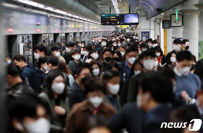 지난달 15일 오전 서울 지하철 광화문역에서 마스크를 쓴 시민들이 열차에서 내려 이동하고 있다. 2021.3.15/뉴스1 © News1 구윤성 기자