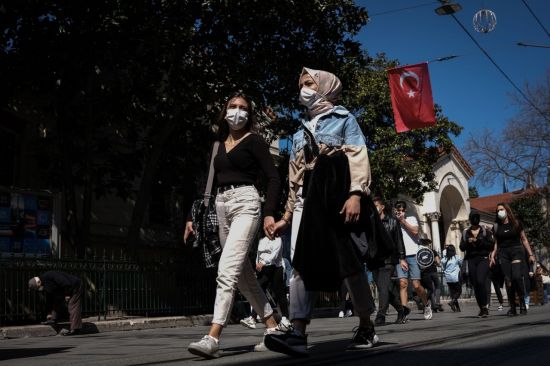 지난 7일 터키 이스탄불 시내에서 마스크를 쓴 시민들이 거리를 걷고 있다. [이미지출처=EPA연합뉴스]