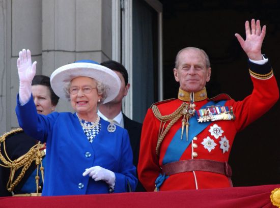 2003년 열린 군대 열병식에서 필립공(오른쪽)이 엘리자베스 2세(왼쪽)와 함께 런던 버킹엄궁의 발코니에 나와 손을 흔들고 있다. [이미지출처=AFP연합뉴스]