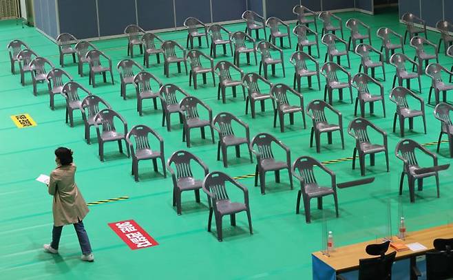 텅 빈 백신 접종센터 - 8일 광주 북구예방접종센터(전남대 북구국민체육센터)는 15일부터 시작하는 화이자 코로나 백신 접종 준비를 위해 좌석을 설치했다. 정부가 8일부터 예정했던 특수·교육 직군 종사자 대상 아스트라제네카(AZ) 백신 접종을 보류하면서 지역마다 혼란이 가중되고 있다. /연합뉴스