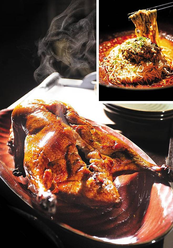 베이징덕은 껍질에 맛이 농축돼 있다. 제주 제주시 노형동 그랜드 하얏트 제주의 빈센트 웡 중식 총괄 셰프가 만든‘베이징덕’. 작은 사진은 사천식 탄탄면. /이경호 영상미디어 기자
