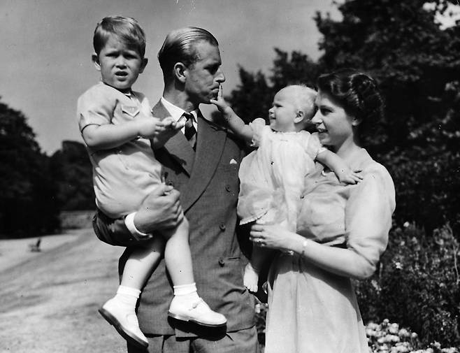 1951년 8월 부인 엘리자베스 공주와 함께 자녀들과 즐거운 한 때를 보내는 모습/AP 연합뉴스