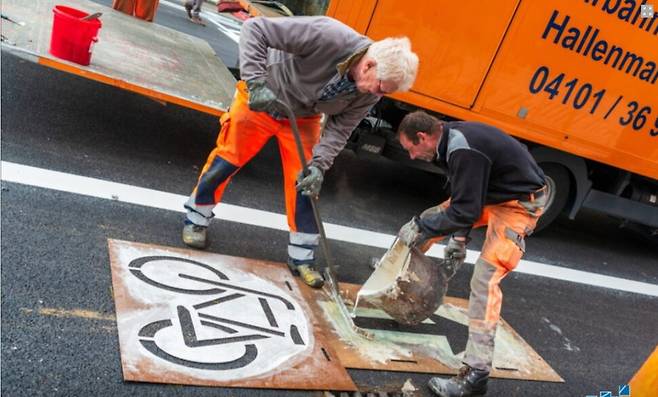도로설치 노동자들이 기존 도로에 임시 자전거 길 표시를 하고 있다. 독일 메르카토르기후변화연구소 제공