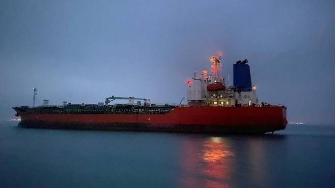 이란에 석달째 억류 중이던 한국 선박 한국케미호가 9일(현지시각) 석방돼 이란 반다르압바스항 인근 라자이 항을 출항했다. 외교부 제공
