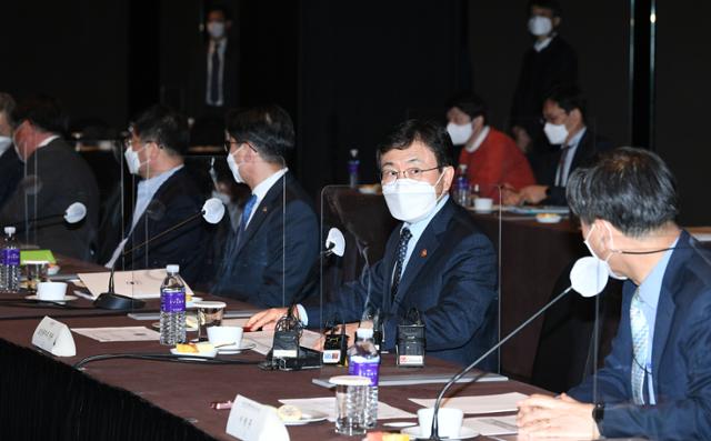 권덕철(왼쪽 두 번째) 보건복지부 장관이 9일 오후 서울 중구 더플라자 호텔에서 열린 제4차 국민연금기금운용위원회에 참석해 인사말을 하고 있다. 왕태석 선임기자