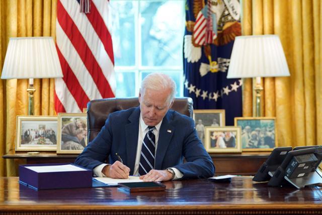 조 바이든 미국 대통령이 지난달 백악관에서 1조9,000억 달러 규모의 대규모 경기부양안에 서명하고 있다. AFP 연합뉴스