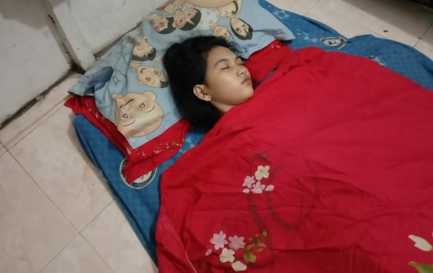 지난 1일부터 8일째 잠들어 있는 인도네시아 소녀 에차. /사진=에차 아버지 물야디 페이스북