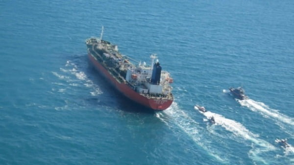 지난 1월 한국 국적의 유조선 '한국케미'호가 걸프 해역에서 이란 혁명수비대 소속 함정들에 의해 나포되고 있는 모습/사진=AP
