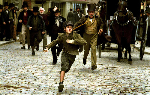 A scene from “Oliver Twist” (2005) based on a book by British novelist Charles Dickens. [JOONGANG PHOTO]