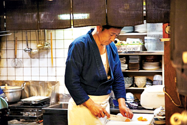 일본 영화 ‘심야식당’에서 마스터가 손님들의 허기와 마음을 달래줄 요리를 하고 있다. 영화 영상 캡처