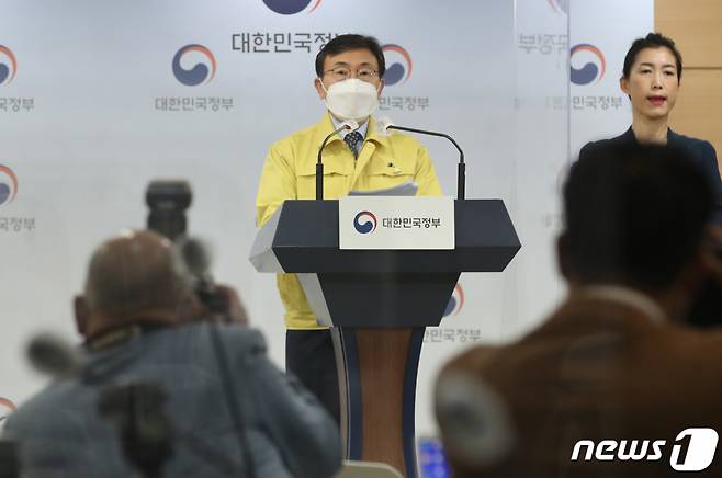 (서울=뉴스1) 송원영 기자 = 권덕철 중앙재난안전대책본부 1차장(보건복지부 장관)이 9일 오전 서울 종로구 정부서울청사에서 신종코로나바이러스 감염증(코로나19) 대응 비대면 정례브리핑을 하고 있다. 2021.4.9/뉴스1