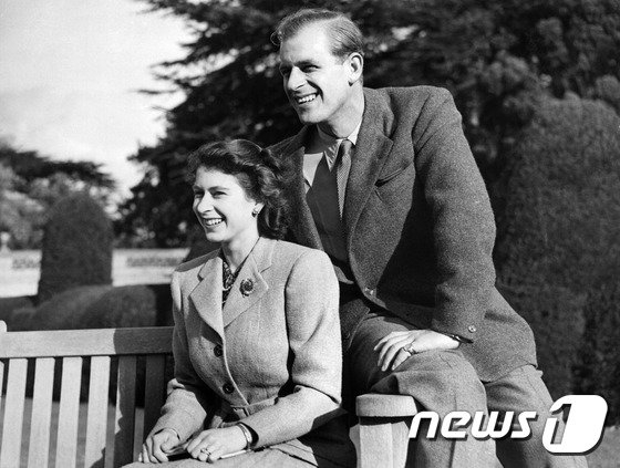 1947년 결혼한 엘리자베스 2세 여왕(좌)와 남편인 필립공.(C) AFP=뉴스1