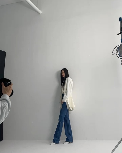 Actor Han Hyo-joo, 34, has revealed his latest situation.Han Hyo-joo told the 9th day Instagram: Springy!Beautiful people who have taken pictures at the Yesterday photo shoot have met with the happy people like spring and the result of the fun shoot will soon meet at ALLURE!and posted photos and videos. It appears to be a magazine photo shoot.Han Hyo-joo, dressed in a bright dress with a yellow pattern, squats on the floor with long hair hanging down and takes a pose. Han Hyo-joos innocent beauty stands out.He also unveiled a stylish pose with a white blouse, wide jeans, and a white jacket.Especially, Han Hyo-joos long legs and superior giraffes are admired.