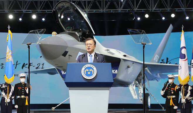 문재인 대통령은 9일 경남 사천 한국항공우주산업(KAI)에서 열린 KF-21 보라매 시제기 출고식 기념연설에서 “자주국방의 새로운 시대가 열렸다”며 “항공산업 발전의 역사적인 이정표를 세웠다”고 밝혔다. [연합]