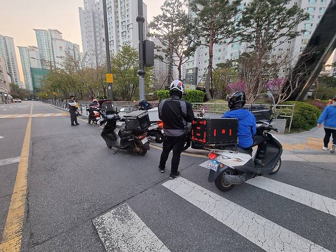 배달 플랫폼 쿠팡이츠 배달 기사들이 사용하는 쿠팡이츠 배달 파트너 앱의 서버가 9일 먹통됐다. 한 아파트 주차장에서 쿠팡이츠 배달 기사들이 앱 오류로 배달 서비스를 하지 못하고 있는 모습 [독자 제공]