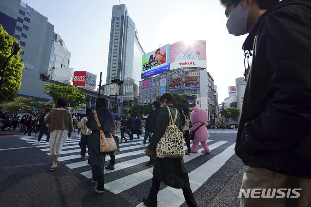 [도쿄=AP/뉴시스]7일 일본 도쿄에서 마스크를 쓴 시민들이 시부야 구역 건널목을 건너고 있다. 2021.04.07.