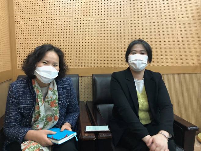 왼쪽부터 김영이 리포터와 고현주 회장. 이수복 PD