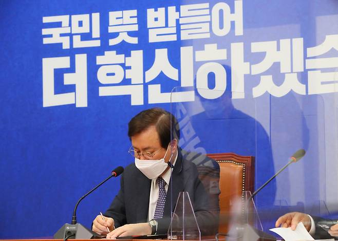 도종환 더불어민주당 비상대책위원장이 9일 서울 여의도 국회에서 열린 2030 의원들과의 간담회에서 2030 의원들의 발언을 듣고 있다. 공동취재사진