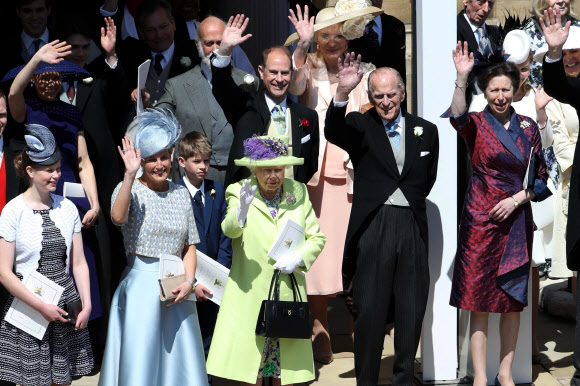 - 결혼식이 끝난 뒤 엘리자베스 2세(앞줄 가운데) 여왕과 남편 필립공(앞줄 오른쪽 두 번째) 부부를 비롯한 영국 왕실 가족들이 하객들을 향해 손을 흔들며 감사의 뜻을 전하고 있다. 런던 AP 연합뉴스