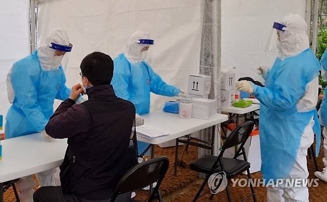 '무증상자 찾자' 사하구 임시선별검사소 운영 (부산=연합뉴스) 지난 8일 오전 부산 사하구에 마련된 임시 선별검사소에서 시민들이 코로나19 진단검사를 받고 있다. 최근 부산 유흥주점발 연쇄감염자가 300명을 넘어선 가운데 구는 임시 선별검사소 운영 기한을 연장했다. 2021.4.8[사하구 제공. 재판매 및 DB금지] psj19@yna.co.kr[연합뉴스 자료사진]