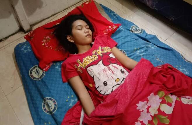 인도네시아의 '잠자는 소녀' 간헐적으로 깊은 잠…최대 13일 못 깨어나 [에차 아버지 물야디의 페이스북. 재판매 및 DB 금지]