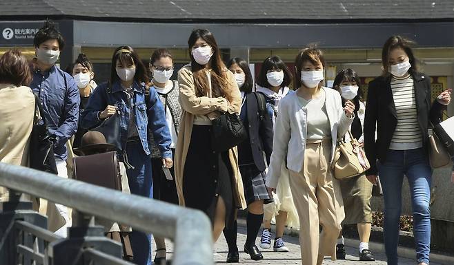 코로나19 재확산하는 일본…교토 모습 (도쿄 교도=연합뉴스) 일본에서 신종 코로나바이러스 감염증(코로나19) 확진자가 다시 빠른 속도로 늘고 있는 가운데 9일 오후 교토(京都)시에서 행인들이 마스크를 쓰고 이동 중이다. 2021.4.9