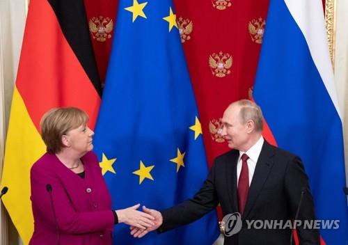 앙겔라 메르켈 독일 총리(왼쪽)와 블라디미르 푸틴 러시아 대통령(오른쪽) [로이터=연합뉴스 자료사진]