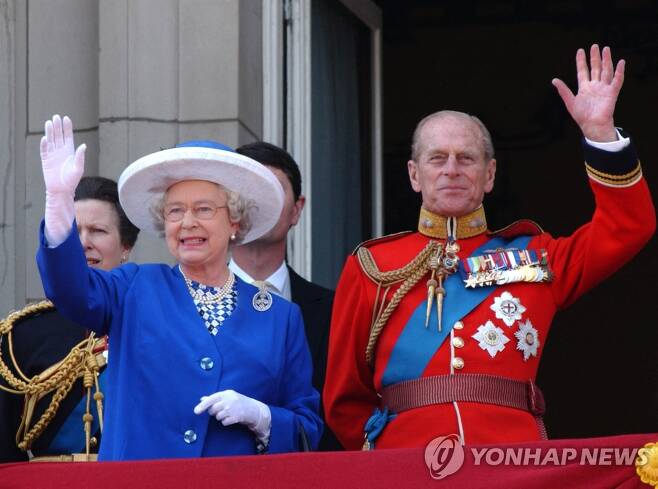 향년 99세로 타계한 영국 엘리자베스 여왕 남편 필립공 (런던 AFP=연합뉴스) 엘리자베스 2세 영국 여왕의 남편 필립공이 9일(현지시간) 99세를 일기로 세상을 떠났다고 버킹엄궁이 발표했다. 필립공은 최근 심장 수술을 받고 퇴원했다. 사진은 2003년 6월 14일 군대 열병식 때 필립공(오른쪽)이 엘리자베스 여왕(왼쪽)과 함께 런던 버킹엄궁의 발코니에 나와 손을 흔드는 모습. sungok@yna.co.kr